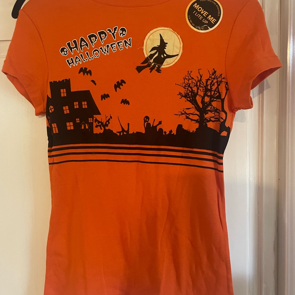 Cute Halloween T-shirt size small never worn new tags